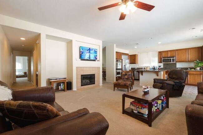 Building Photo - 4 Bed Home for Rent Palmdale CA 93551
