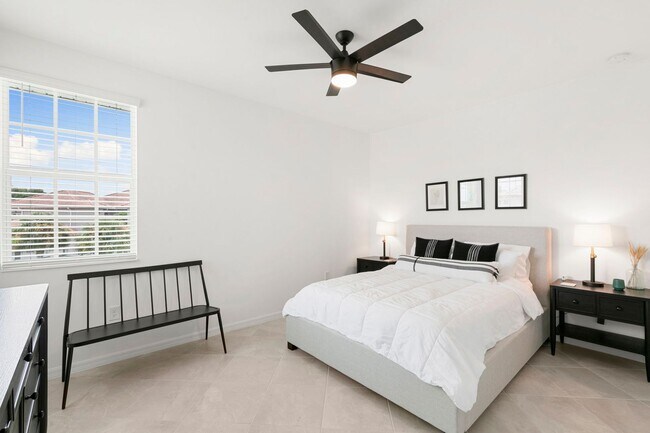 Building Photo - Stylish Corner Coach Home in Prime Fort My...