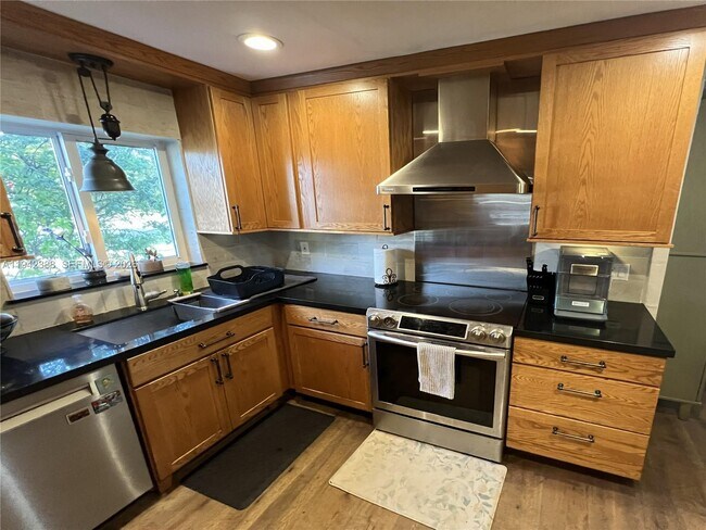 Building Photo - 8801 SW 42nd St