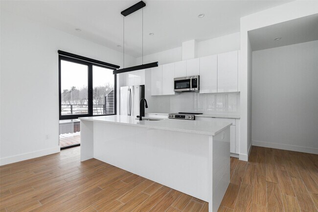 Building Photo - 300 Arno Dr