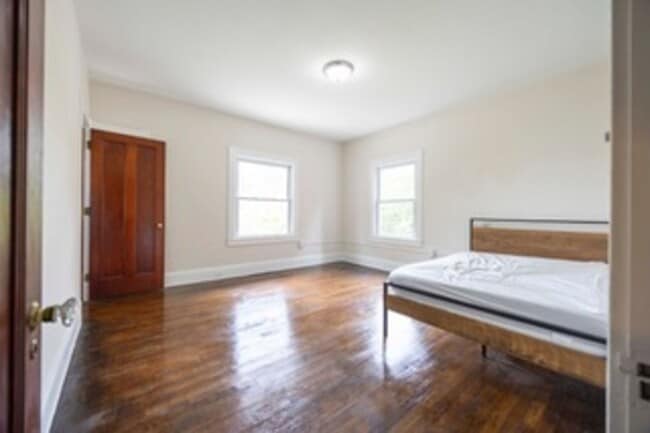 Building Photo - 1516 E 115th St