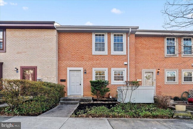 Building Photo - 2146 Golf Course Dr