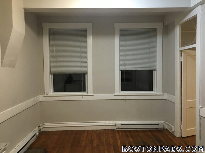 Building Photo - 161 Endicott St