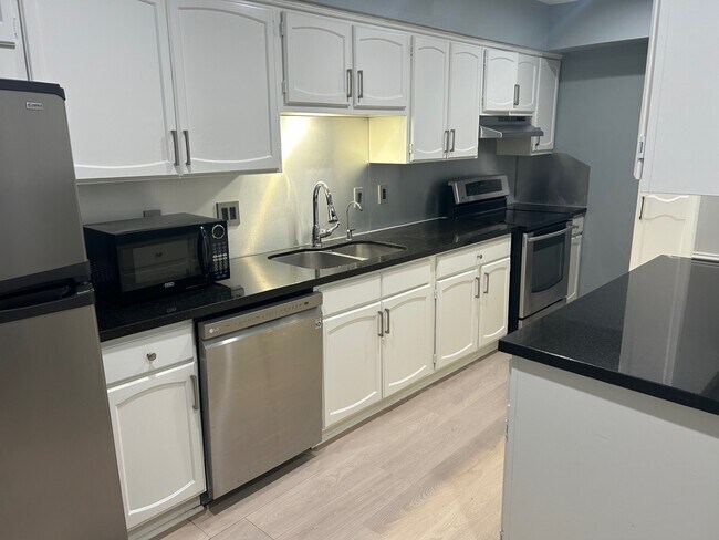 Building Photo - 359 N Post Oak Ln