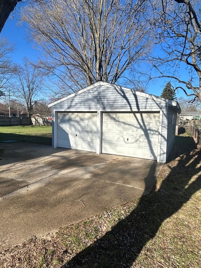 Building Photo - 7615 Walnut Ave