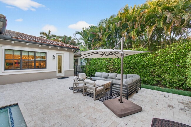 Building Photo - 17662 Cadena Dr