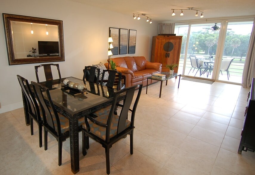 Building Photo - 575 Oaks Ln