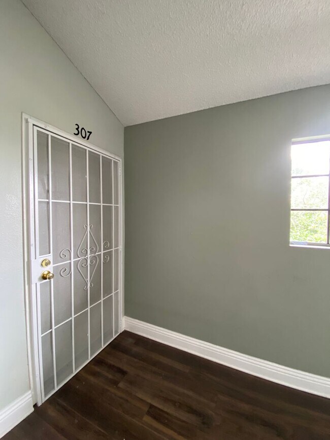 Interior Photo - 1429