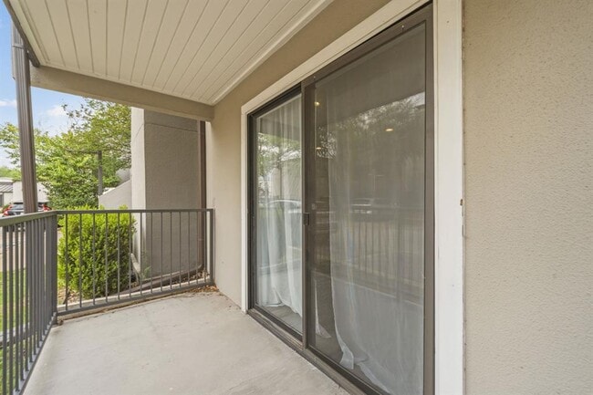 Building Photo - 935 La Posada Dr