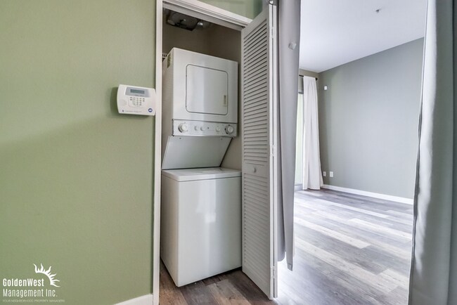 Building Photo - Updated 1Bdm 1Ba Condo with Modern Ameniti...