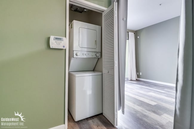 Building Photo - Updated 1Bdm 1Ba Condo with Modern Amenities and Prime Downtown San Diego Location!