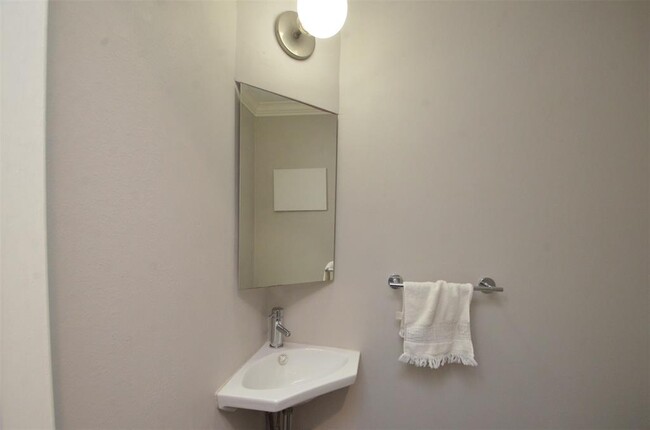 Building Photo - 6310 Chevy Chase Dr
