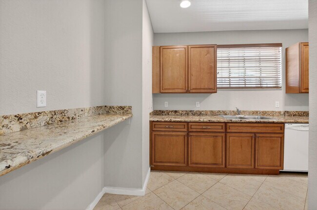 Building Photo - 1418 W Wickham Cir
