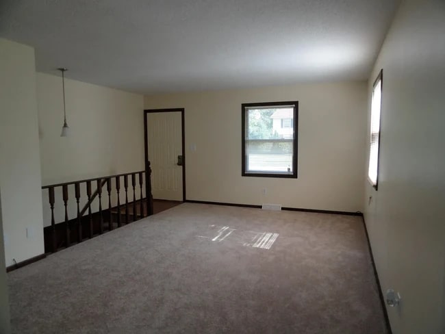 Building Photo - 2512 Ridgefield Dr NE