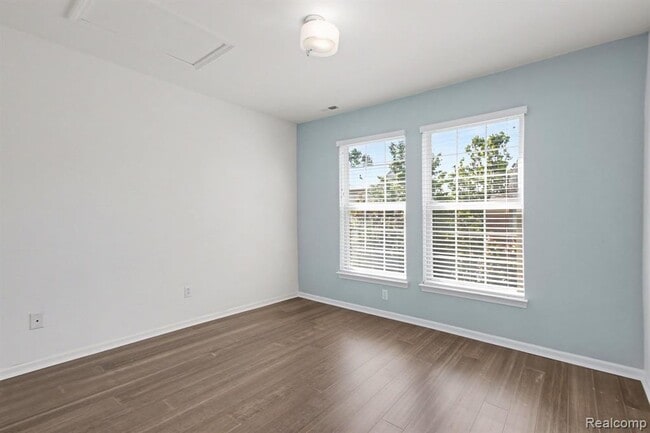 Building Photo - 27909 Hopkins Dr