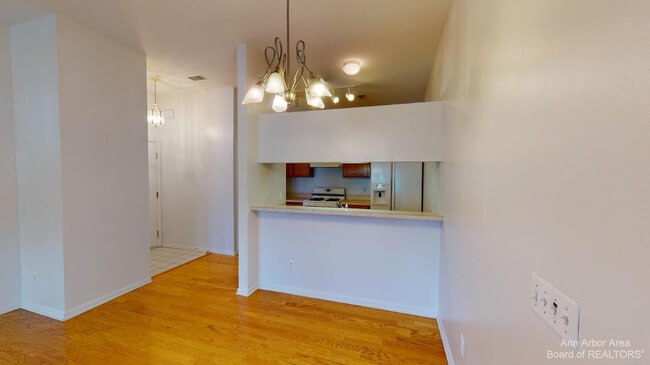 Building Photo - 2795 S Knightsbridge Cir