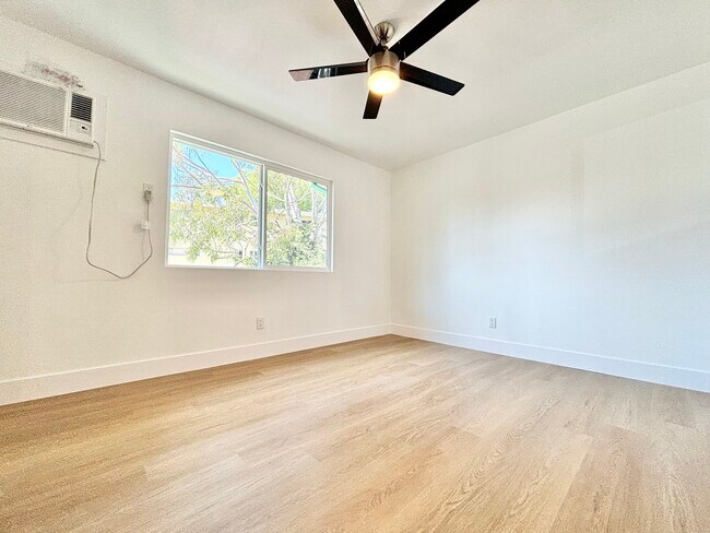 Building Photo - 327 S Ave 59