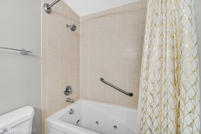 Building Photo - 920 Surrey Dr