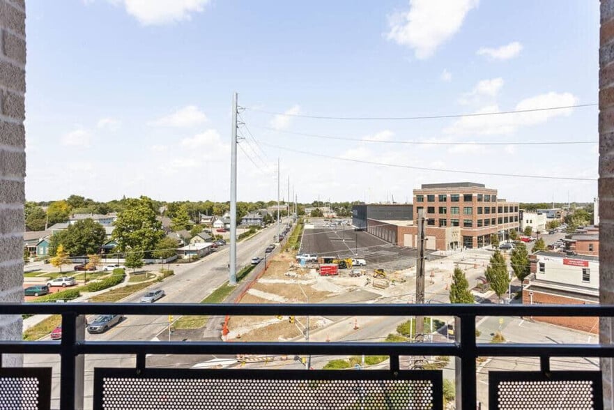 Building Photo - 747 N College Ave