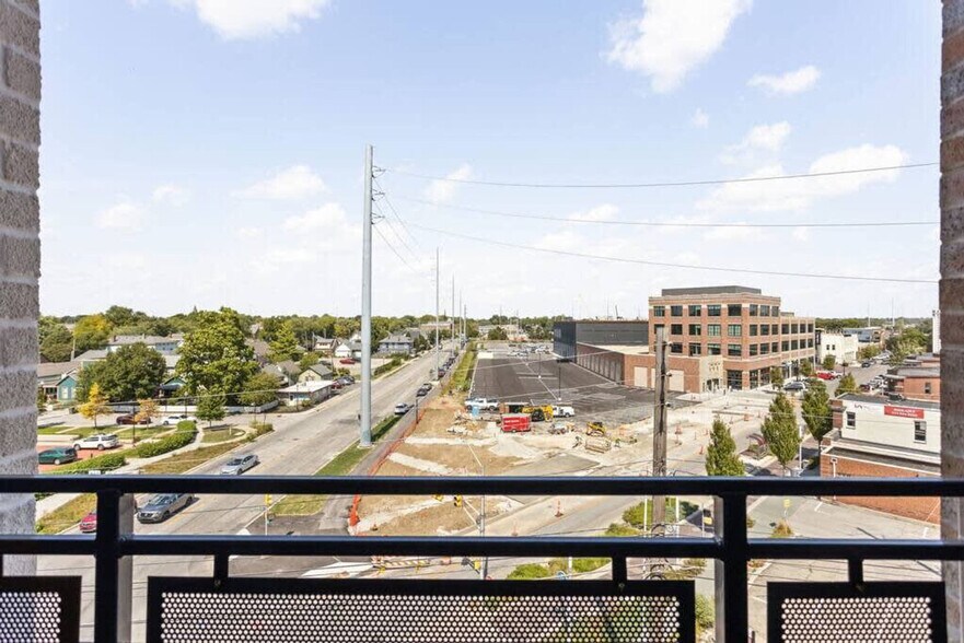 Building Photo - 747N N College Ave