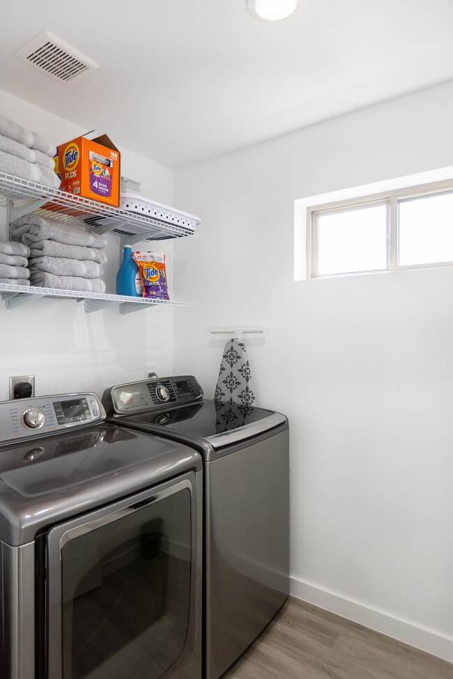 Building Photo - 1940 Green Hill Dr