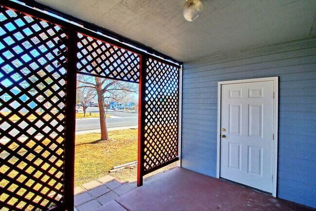 Building Photo - 2 Bed 1 Bath Apartment in Well Maintained Neighborhood!