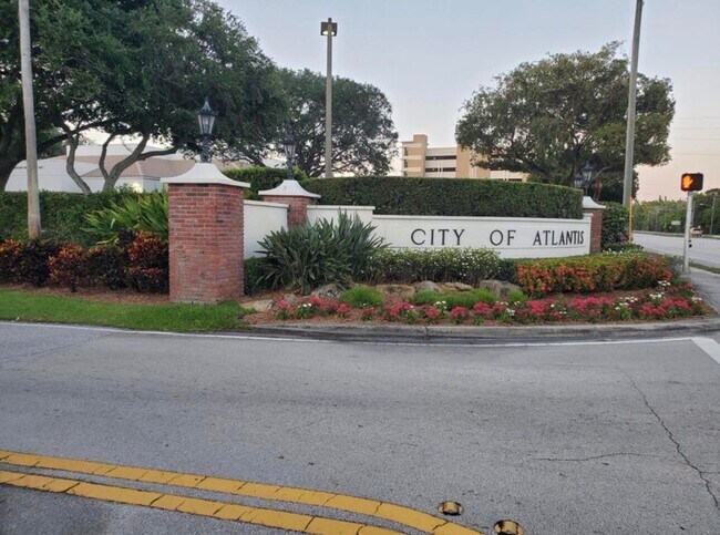 Building Photo - 423 Pine Tree Ct