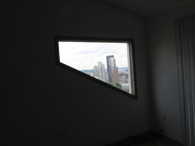 Custom window in master bedroom - 75 Wyoming St