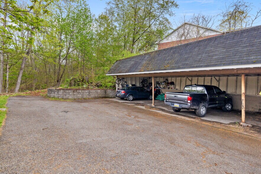 Building Photo - 216 Oakview Dr