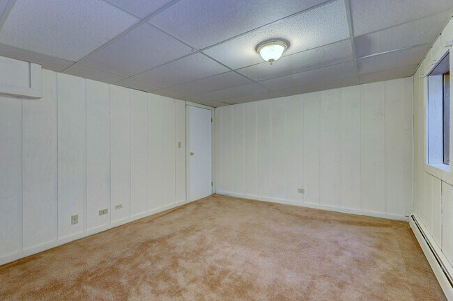 Building Photo - 547 Eichler Dr