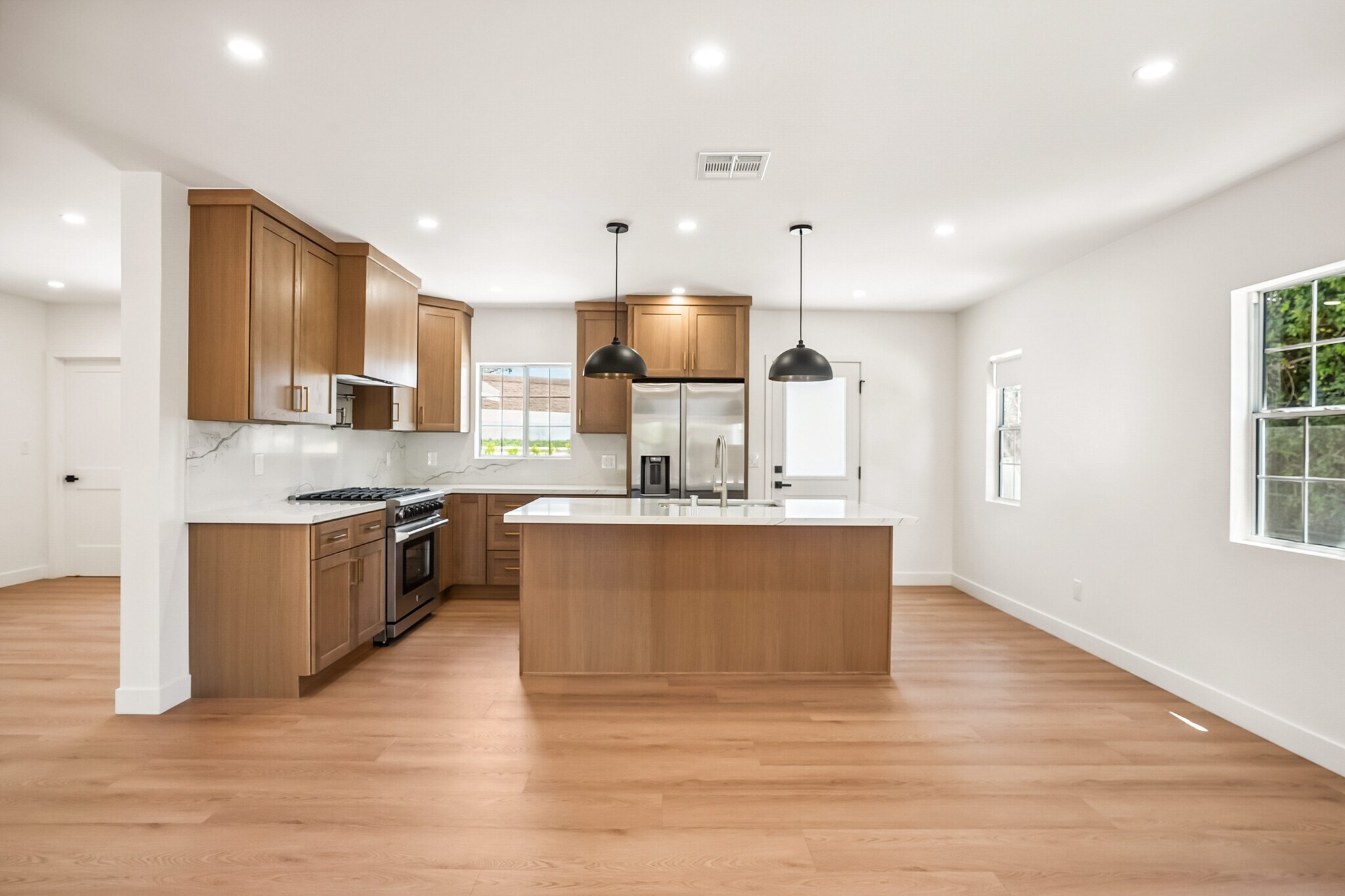 Kitchen - 4702 Kraft Ave