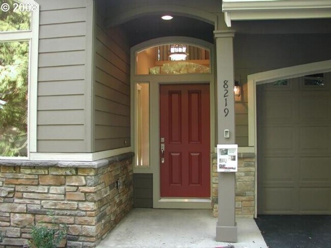 Building Photo - Beautiful 4 Bedroom Home In Garden Home Area!