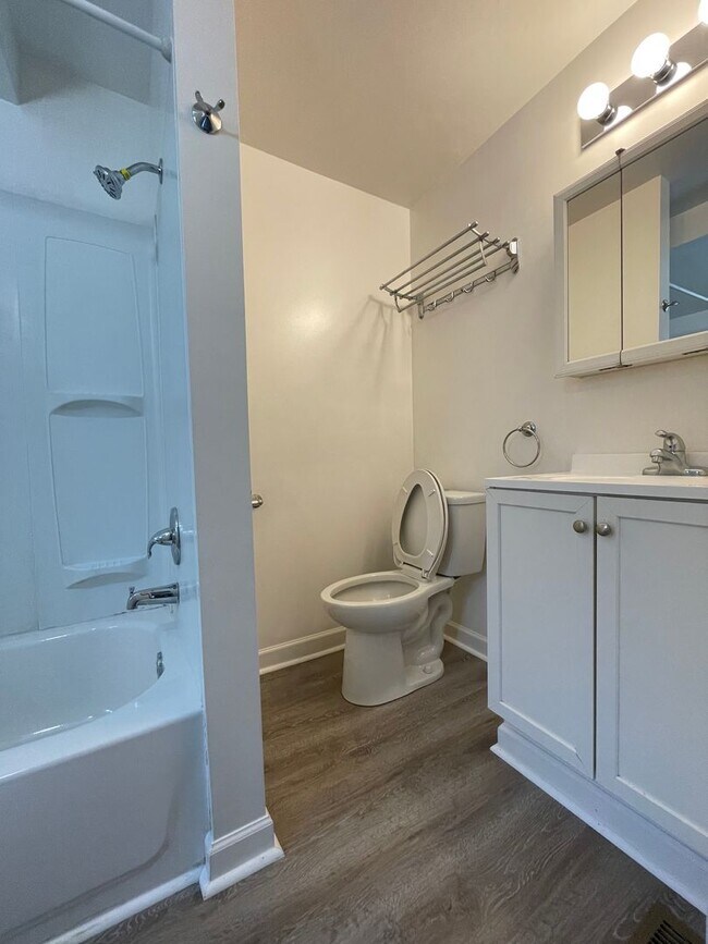 Building Photo - 3 Bedroom rancher in desirable West Side C...