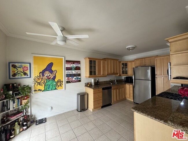 Building Photo - 563 E Hazel St