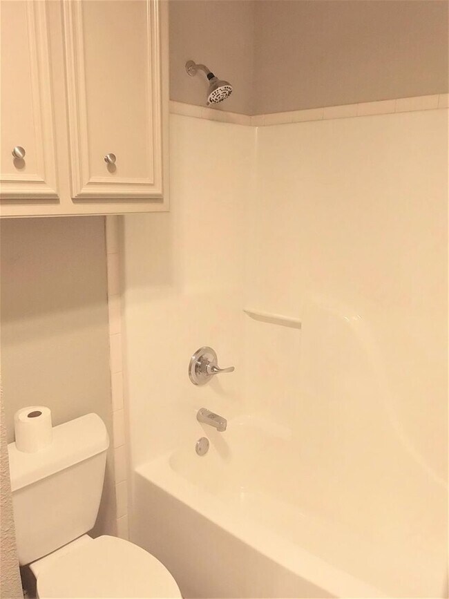 Building Photo - Beautifully Updated 3 bed 2 bath