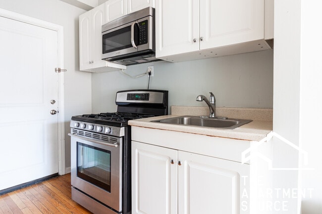 Building Photo - 744 W Addison St