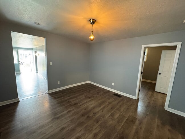 Building Photo - Fountain Square 3 Bed 2 Bath with fenced in backyard