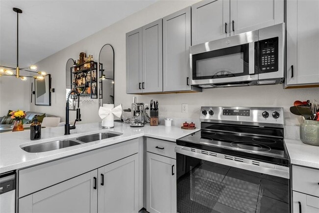 Building Photo - 8897 Daybreak St