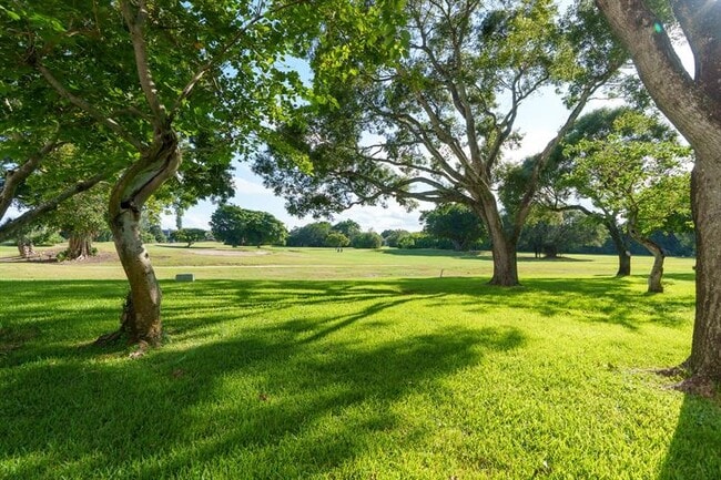 Building Photo - 3050 N Palm Aire Dr