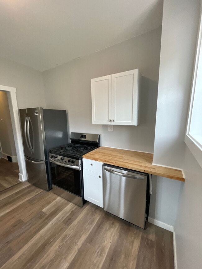 Building Photo - Completely renovated 4 bed 1 bath home near Kennywood Park!