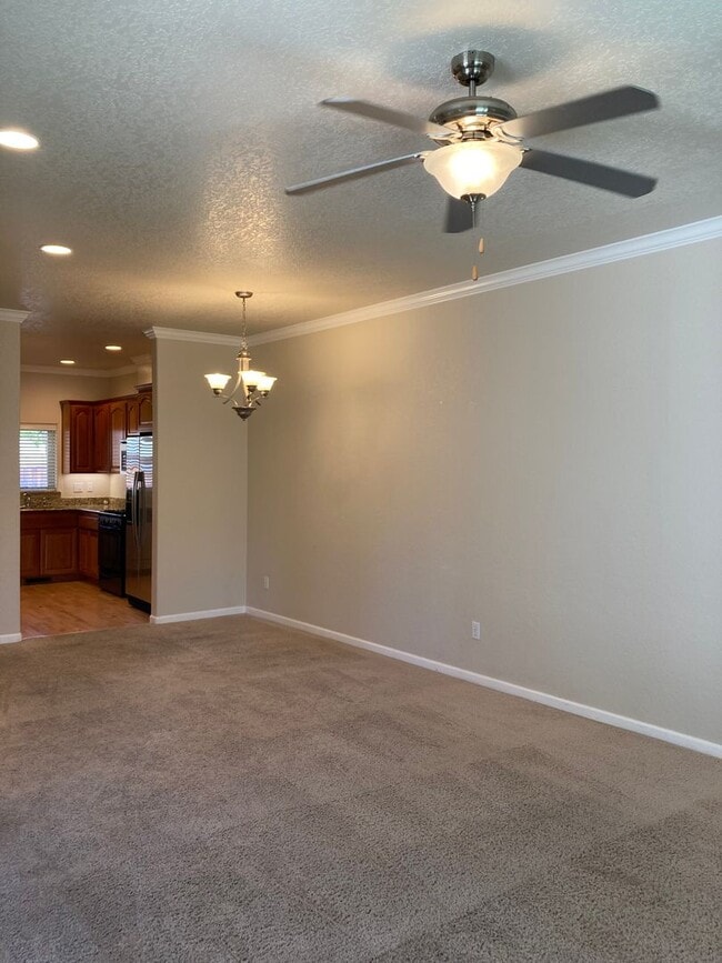 Building Photo - 2 Bedroom 2.5 Bath Townhome