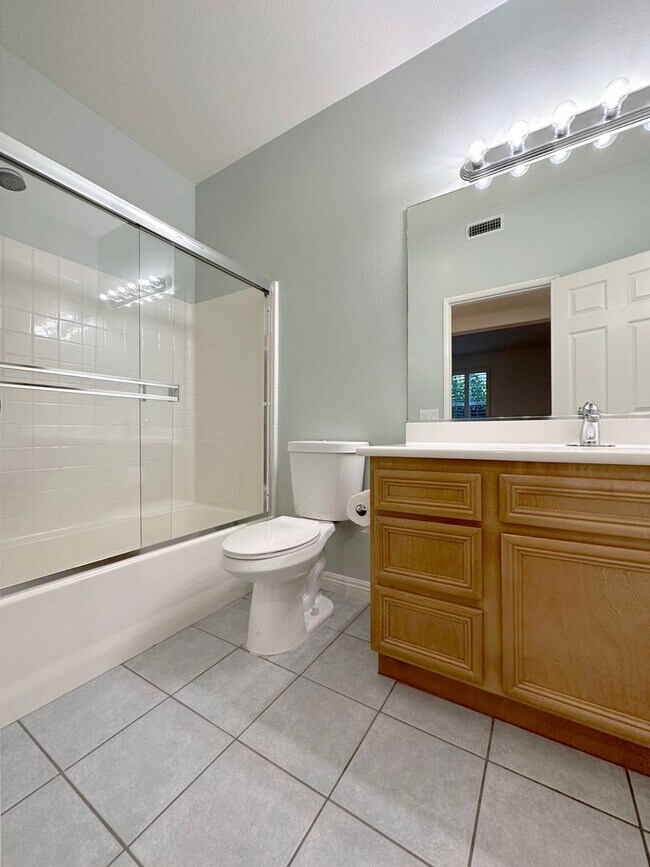 Building Photo - 2 BEDROOM 2.5 BATHROOM WITH LOFT HOME IN HIGHLY DESIRED BERKSHIRE TRACK