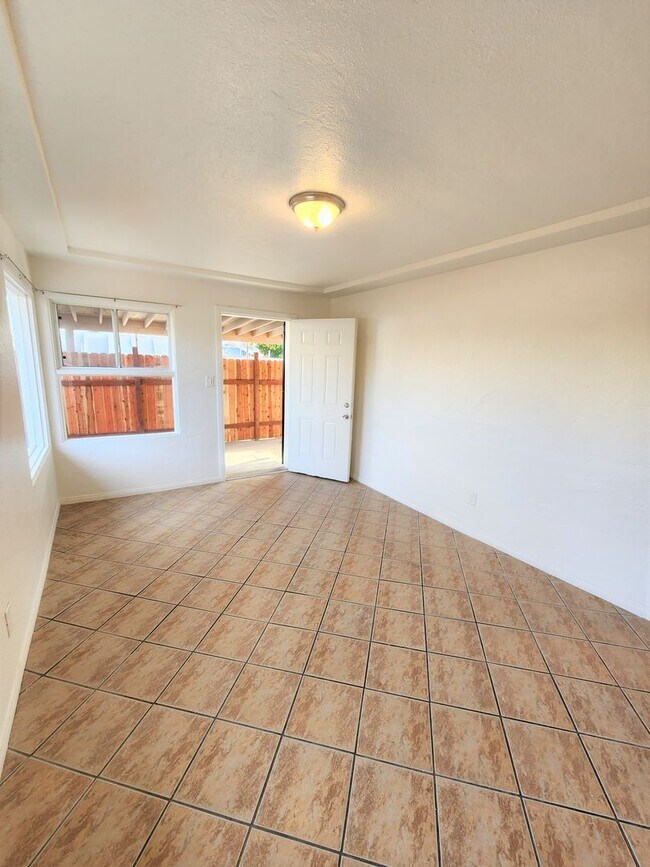 Building Photo - LARGE 1 BEDROOM WITH PRIVATE PATIO
