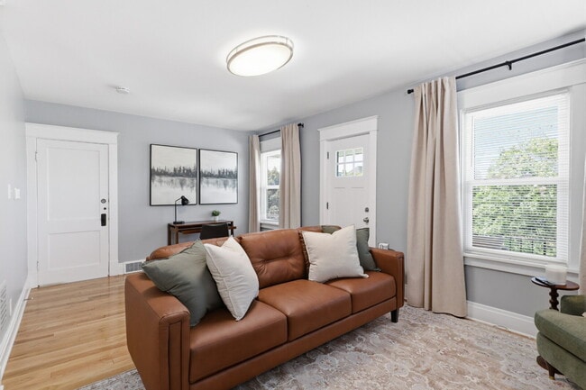 Building Photo - Furnished 3-Bedroom, 2-Bath Apartment in North Buffalo