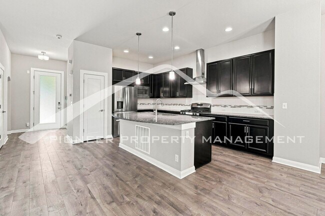 Building Photo - Gorgeous Home with Central AC and Washer/Dryer