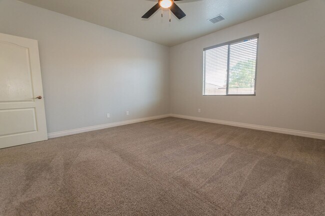Building Photo - Gorgeous 4 Bedroom 2 Bathroom Home! Centra...