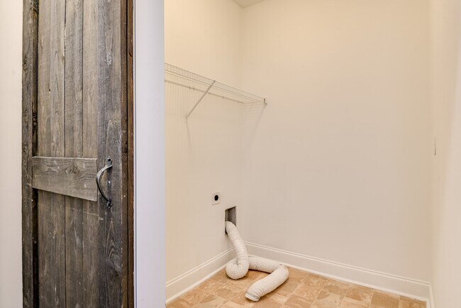 Building Photo - 926 Linsmore Ave