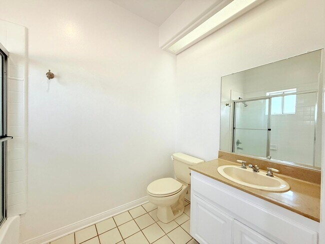 Building Photo - Gorgeous Spacious 2 Bedroom - 2 bath top f...