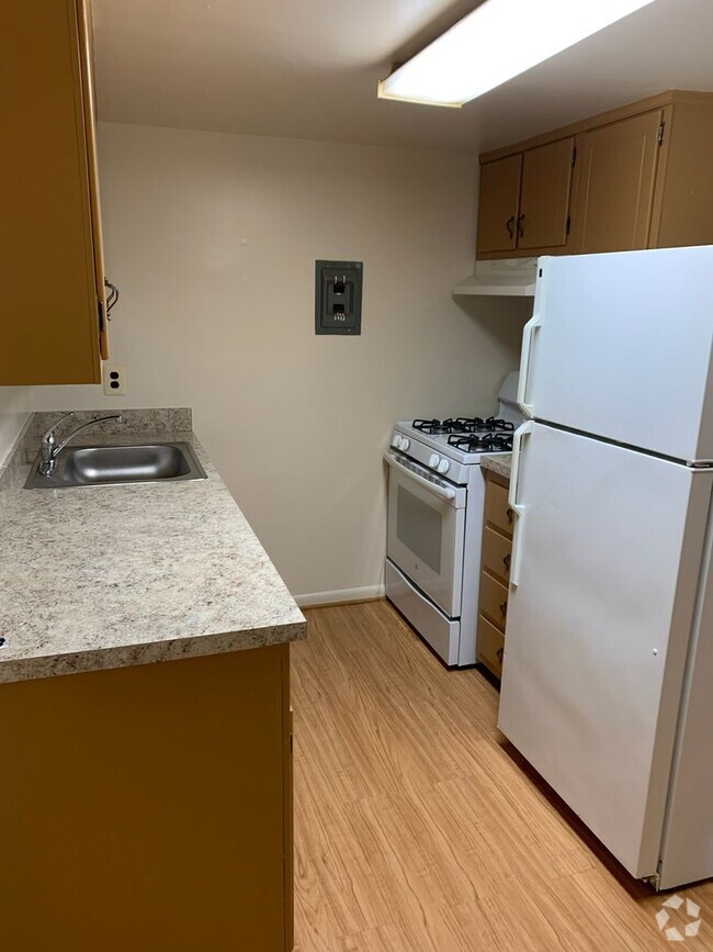 Building Photo - OPEN HOUSE SATURDAY 4/26/2025 BETWEEN 11:3...