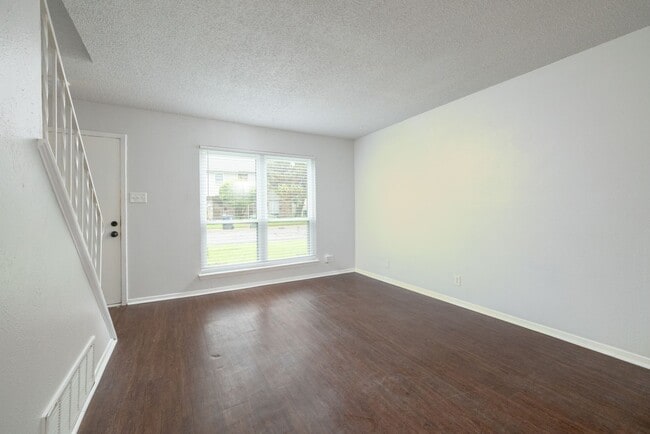 Building Photo - Remodeled Townhome with Granite & Stainless appliances